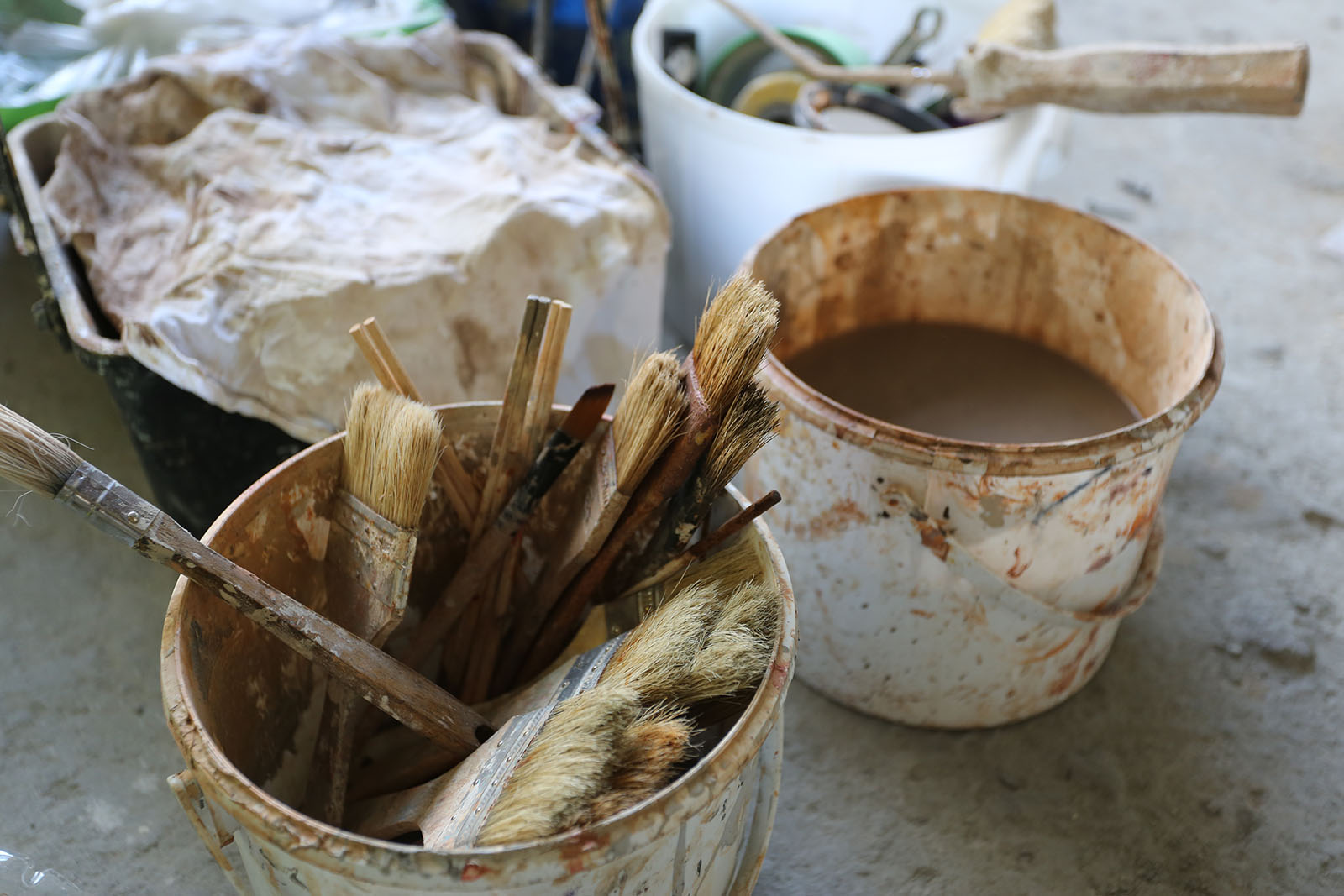 内装作業中の刷毛や道具の写真